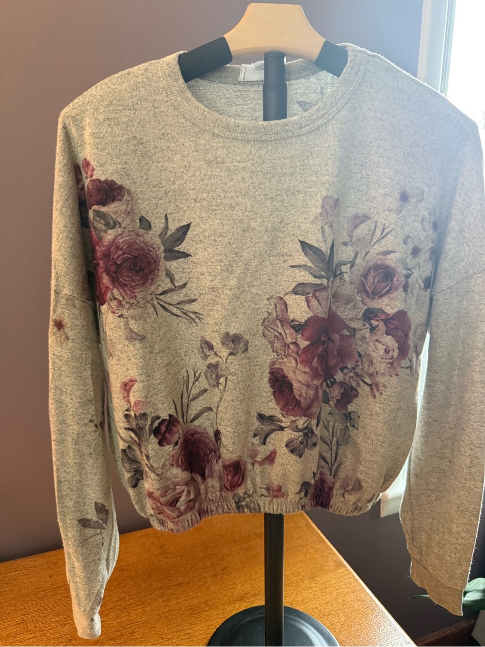 Crewneck Floral-Print Pullover Sweater in Gray with Plum Blooms